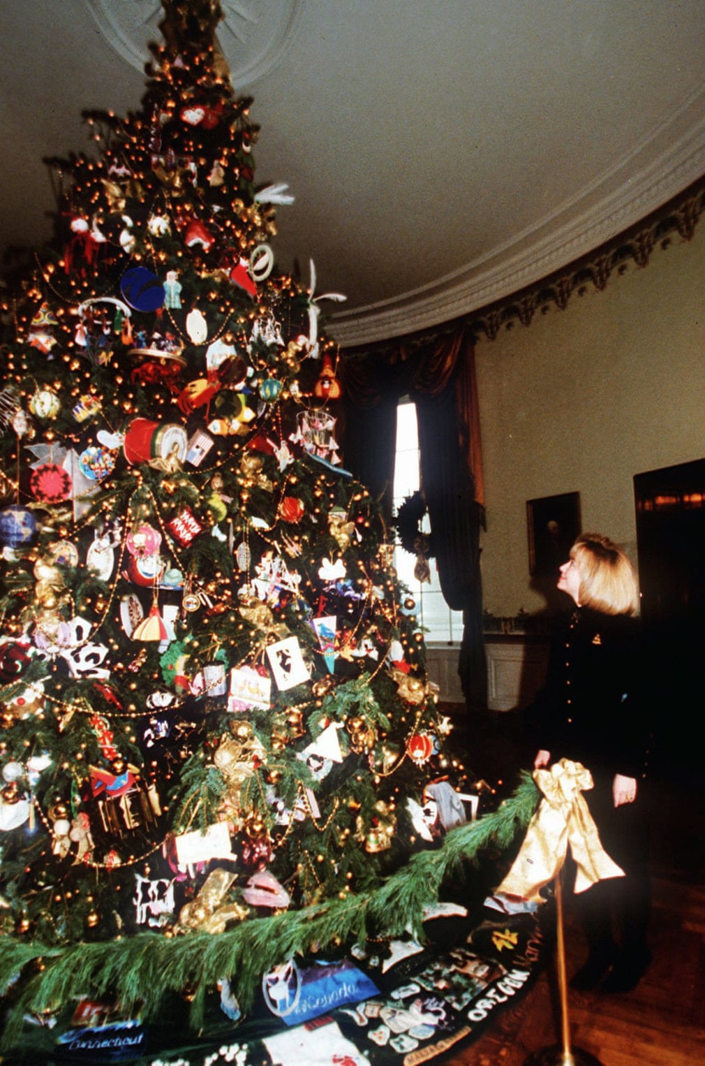 هيلارى كلينتون بجانب شجرة كريسماس 1994
