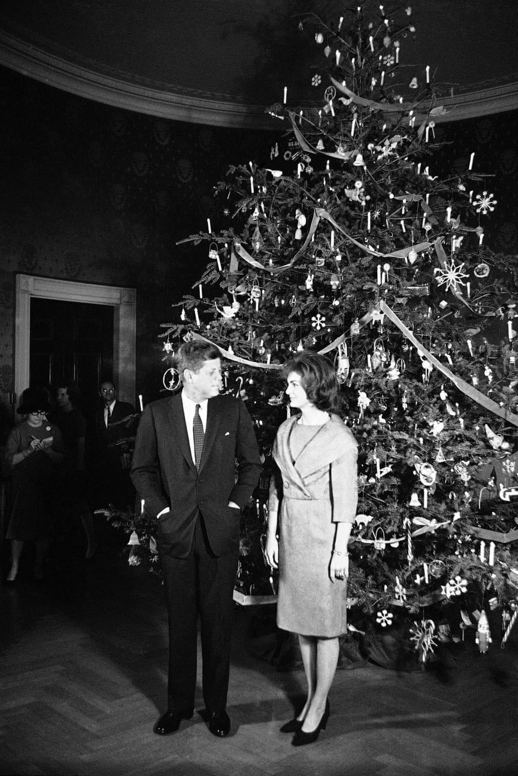 جون كينيدى وزوجته جاكى فى كريسماس 1961