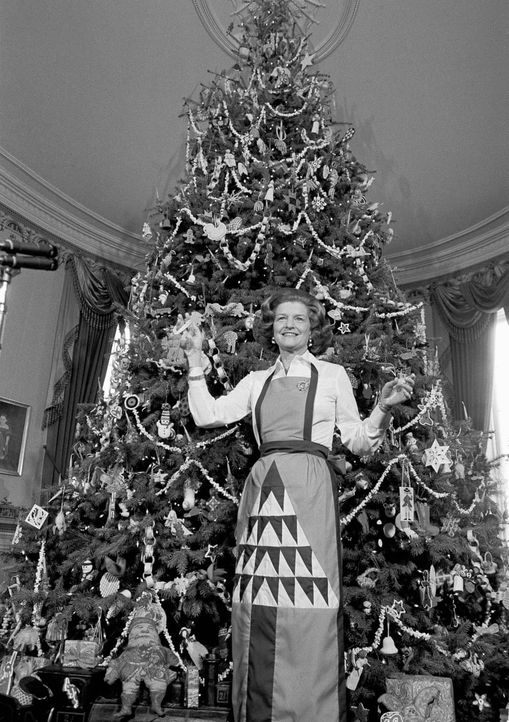 بيتى فورد بجانب شجرة الكريسماس لعام 1975