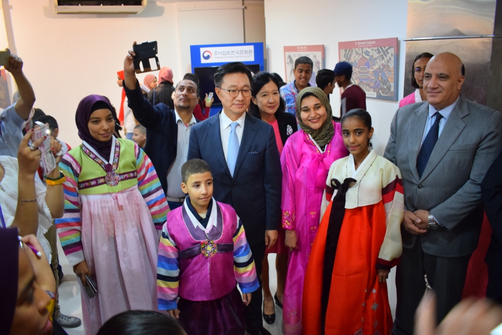 السفير الكوري يشهد فعاليات اليوم الثقافي الكوري بالأقصر (7)