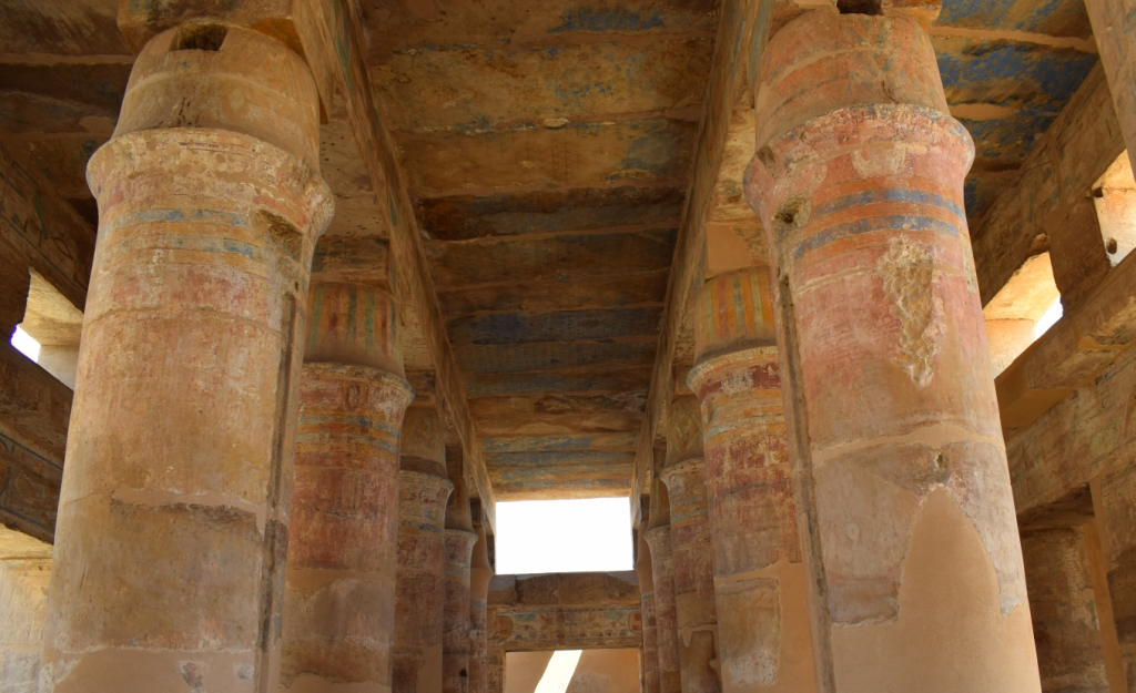 رجال الترميم المصريون يعيدون الحياة ويظهرون الألوان البديعة لمعبد الأخ منو بالكرنك (7)