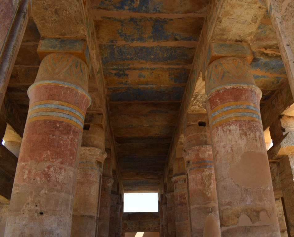 رجال الترميم المصريون يعيدون الحياة ويظهرون الألوان البديعة لمعبد الأخ منو بالكرنك (1)