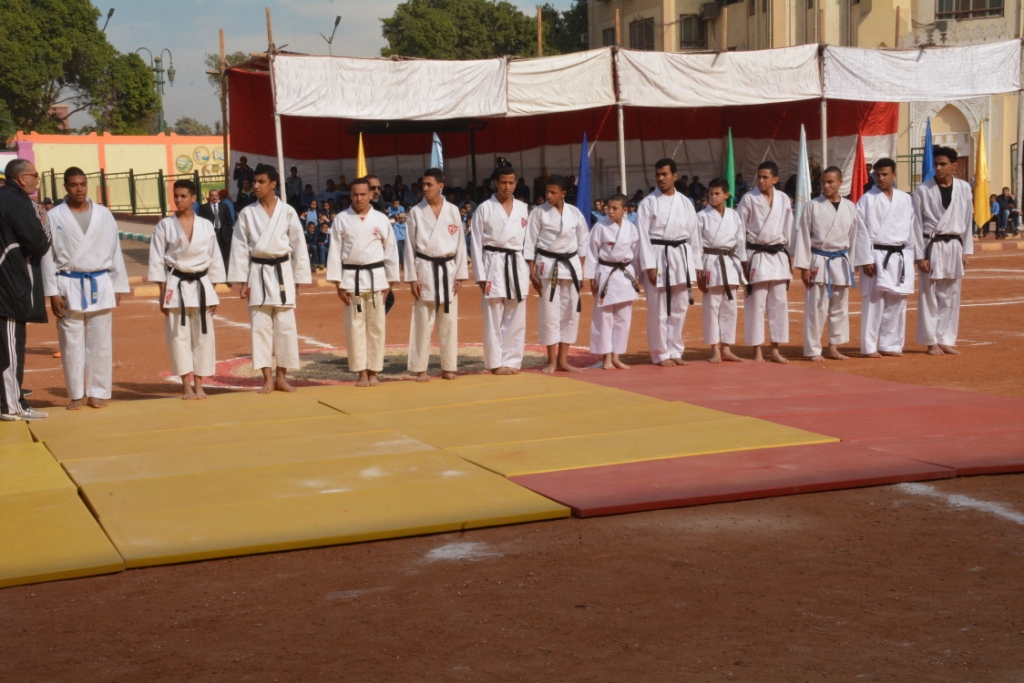 جامعة أسيوط تشارك مدرسة ناصر العسكرية احتفالها (2)