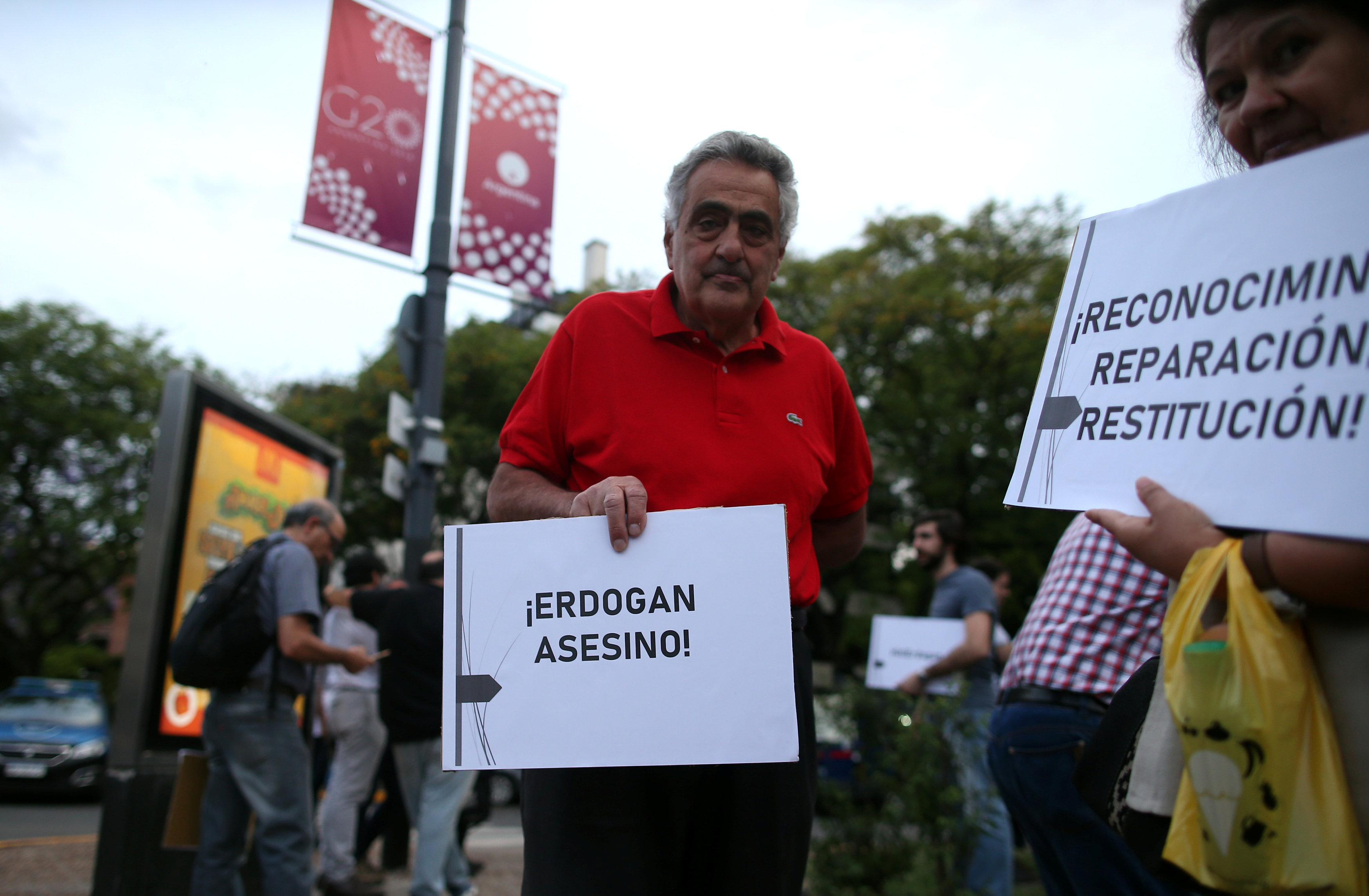 المتظاهرون يرفعون لافتات ضد أردوغان