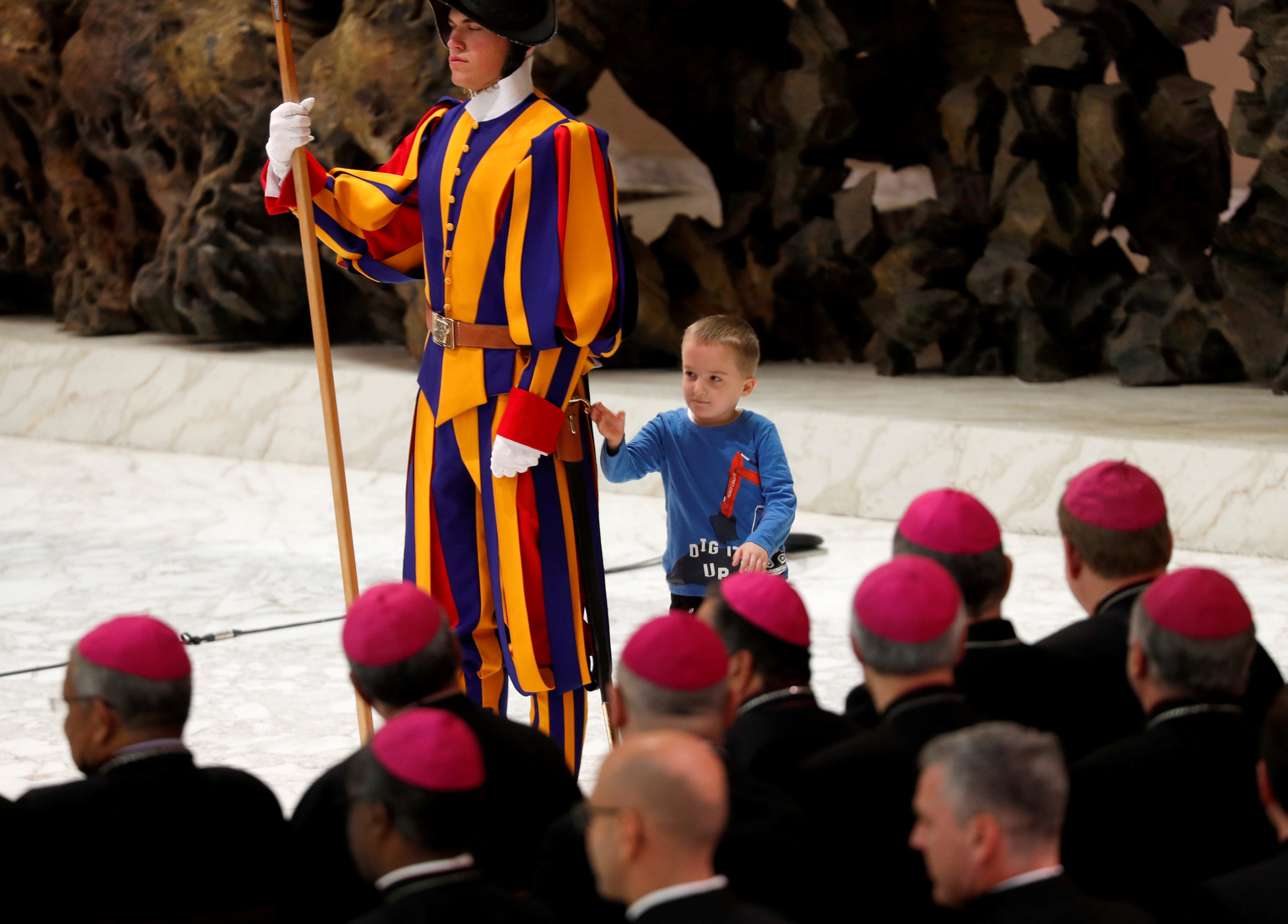الطفل أمام كاردينالات الكنيسة الكاثوليكية