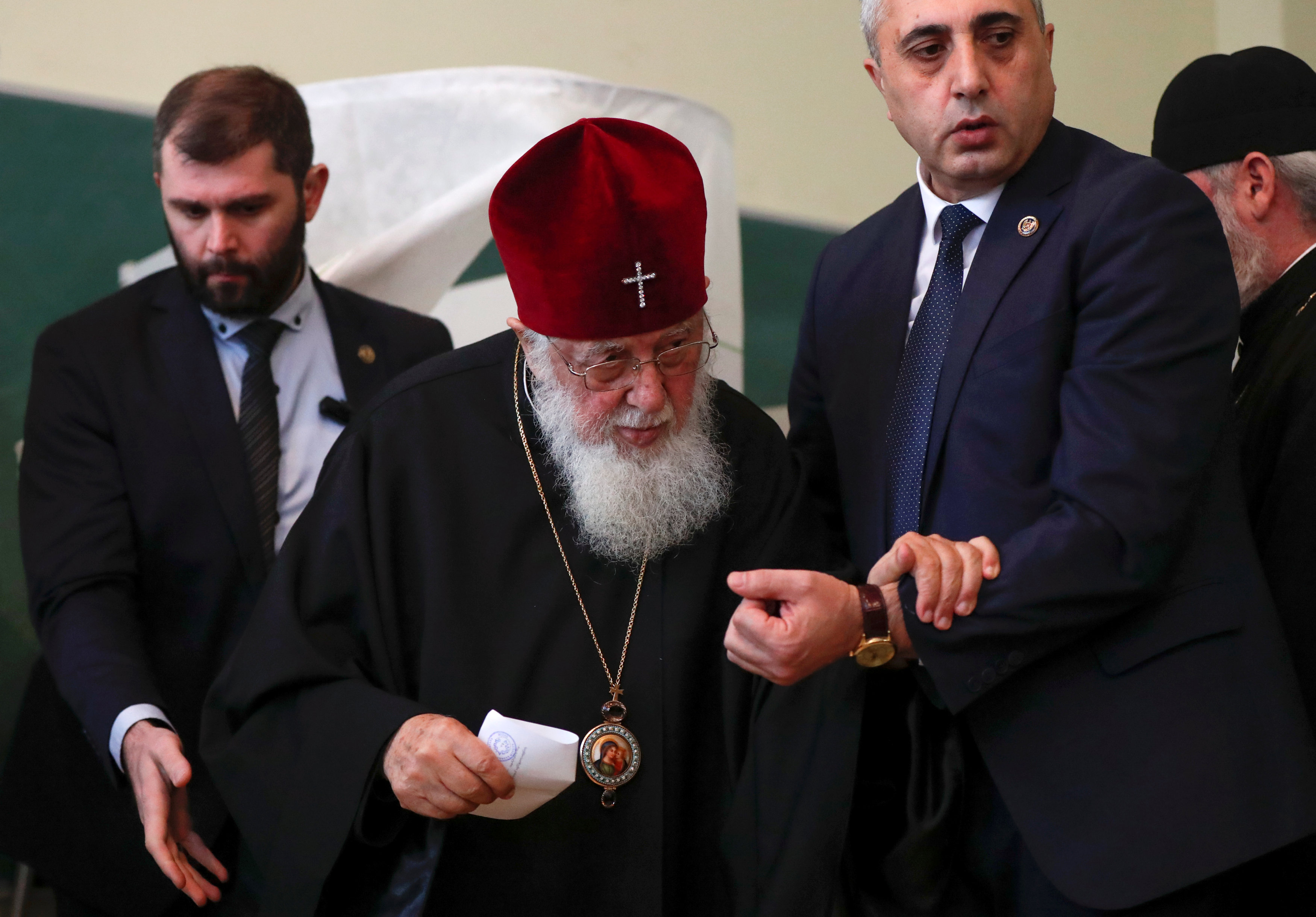 رئيس الكنيسة الجورجية يشارك فى انتخابات الرئاسة