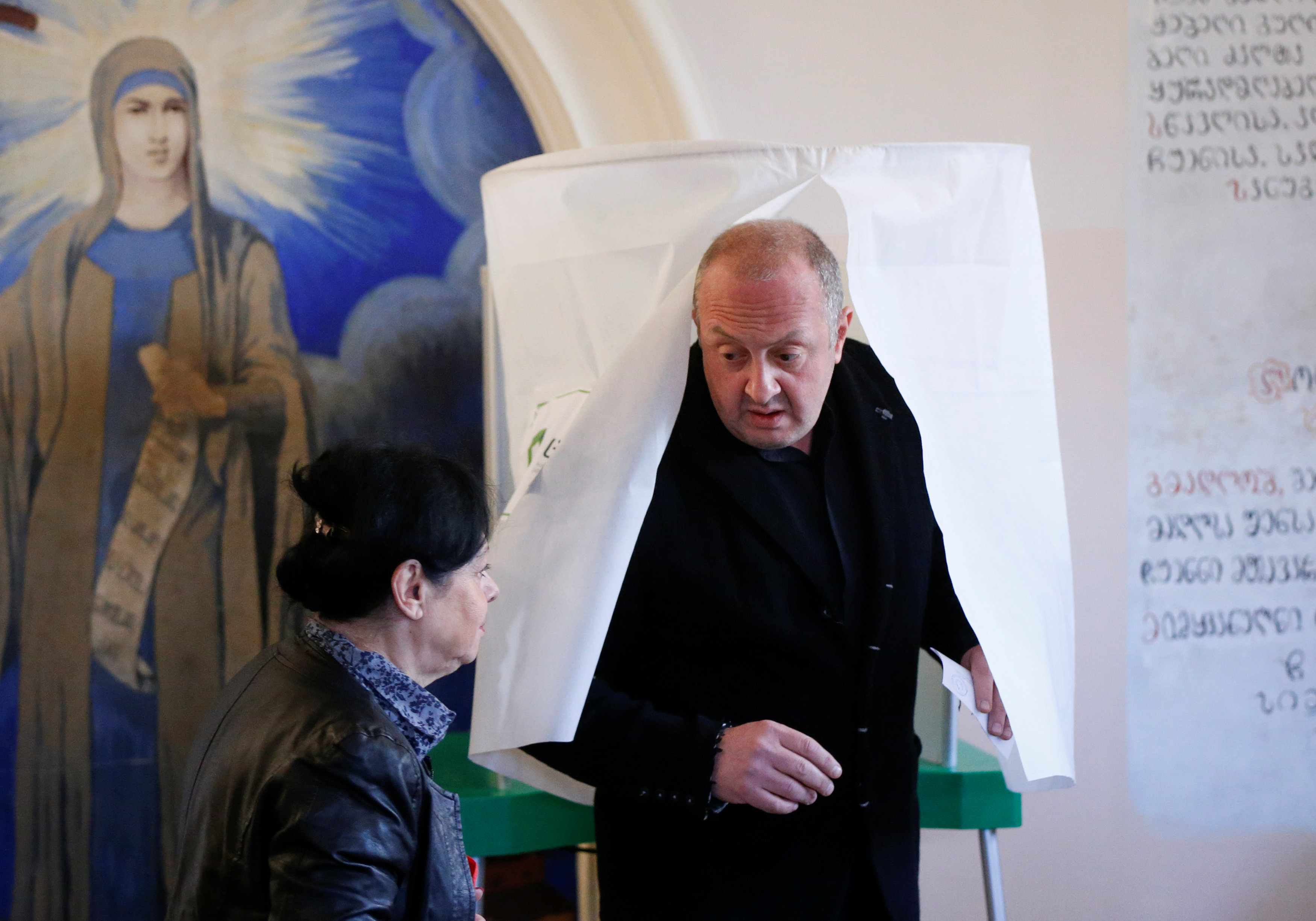 الرئيس الجورجى فى حوار على هامش التصويت