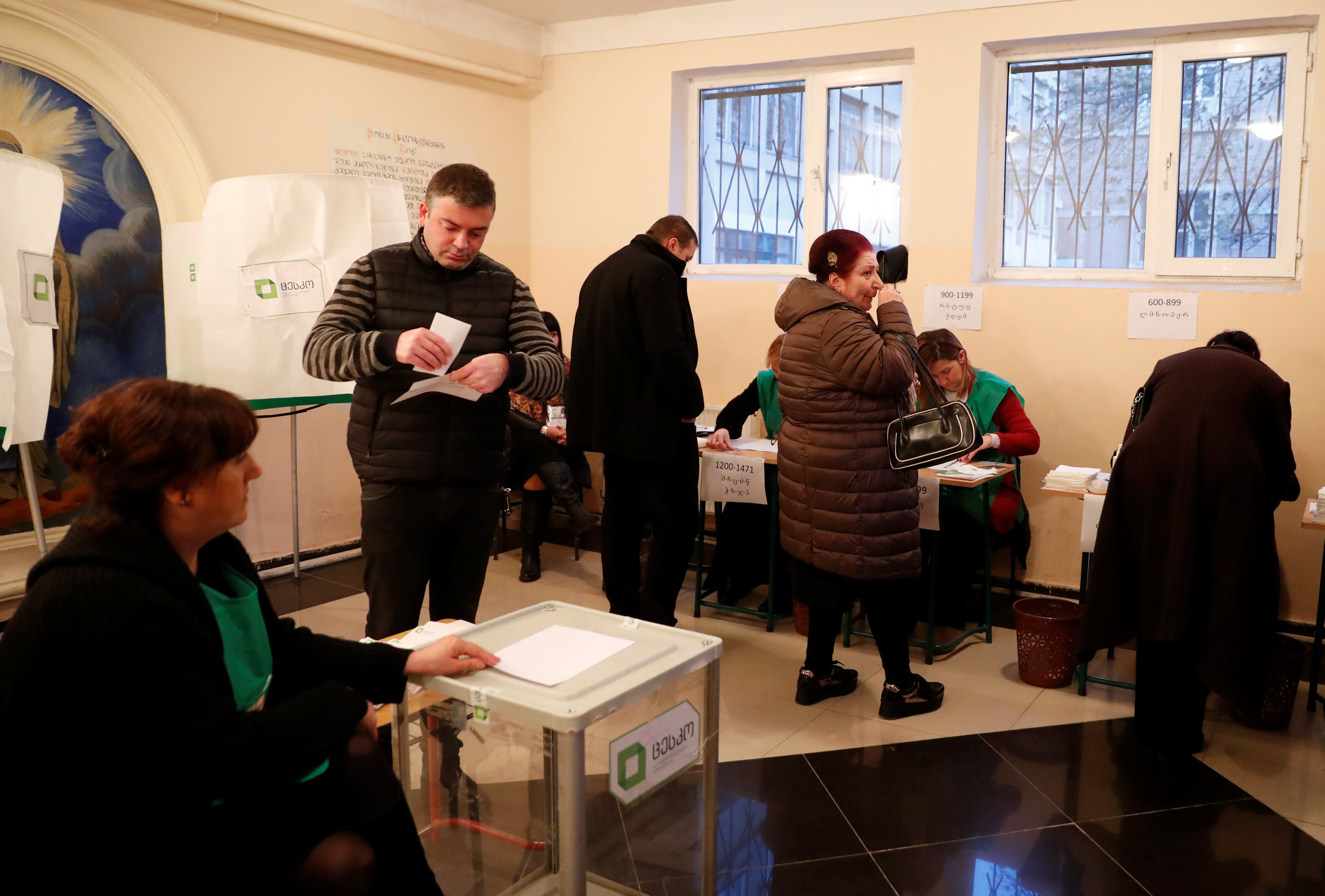 مواطنون يدلون بأصواتهم فى الانتخابات الجورجية