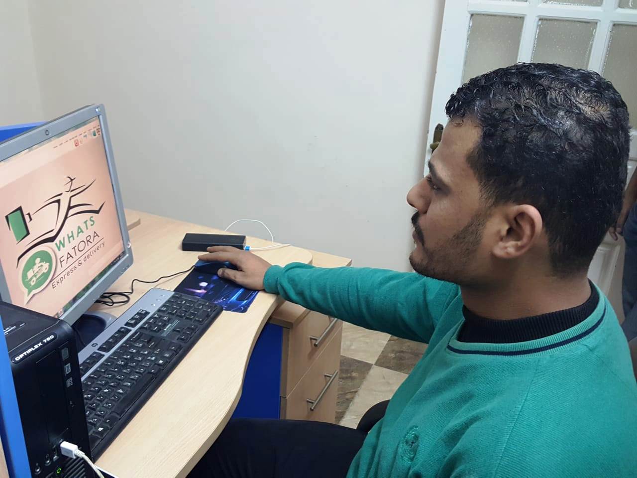 أحمد عكرة شاب ترك تخصصه لتقديم الطلبات للمنازل (16)