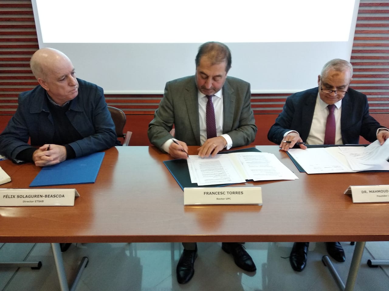 جانب من توقيع اتفاقية توأمة مع جامعة بوليتكنيك بكتالونيا فى اسبانيا  (6)