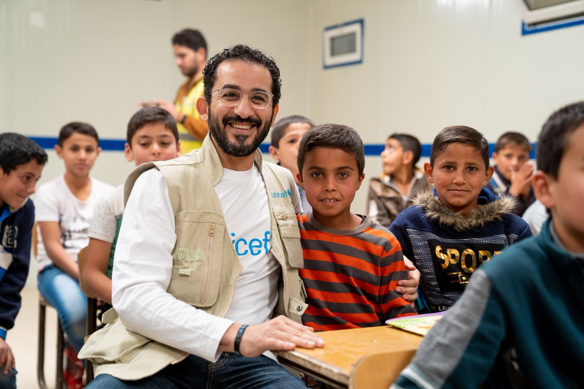 أحمد حلمى مع أطفال مخيم الزعترى