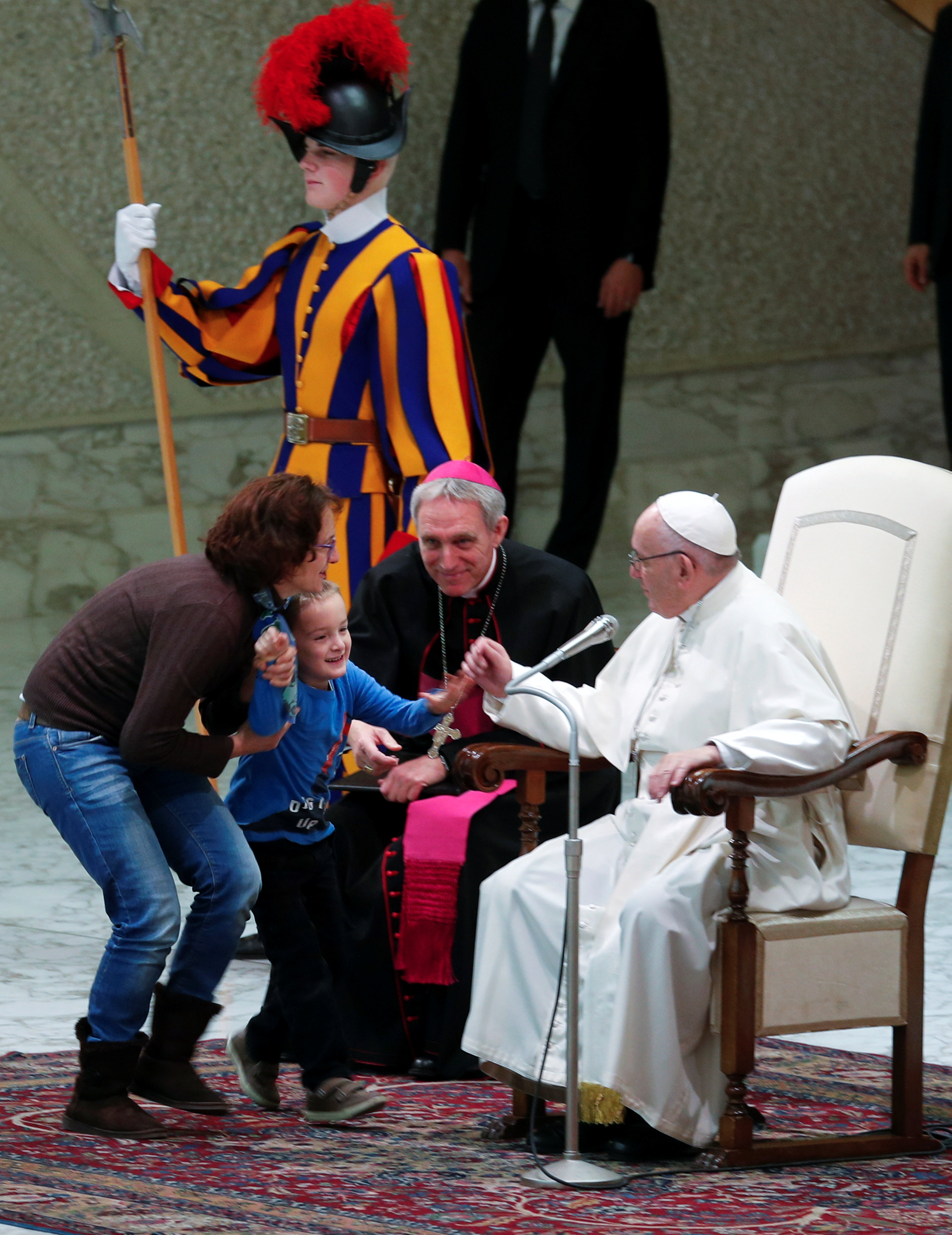 الأم وطفلها فى حديث مع البابا