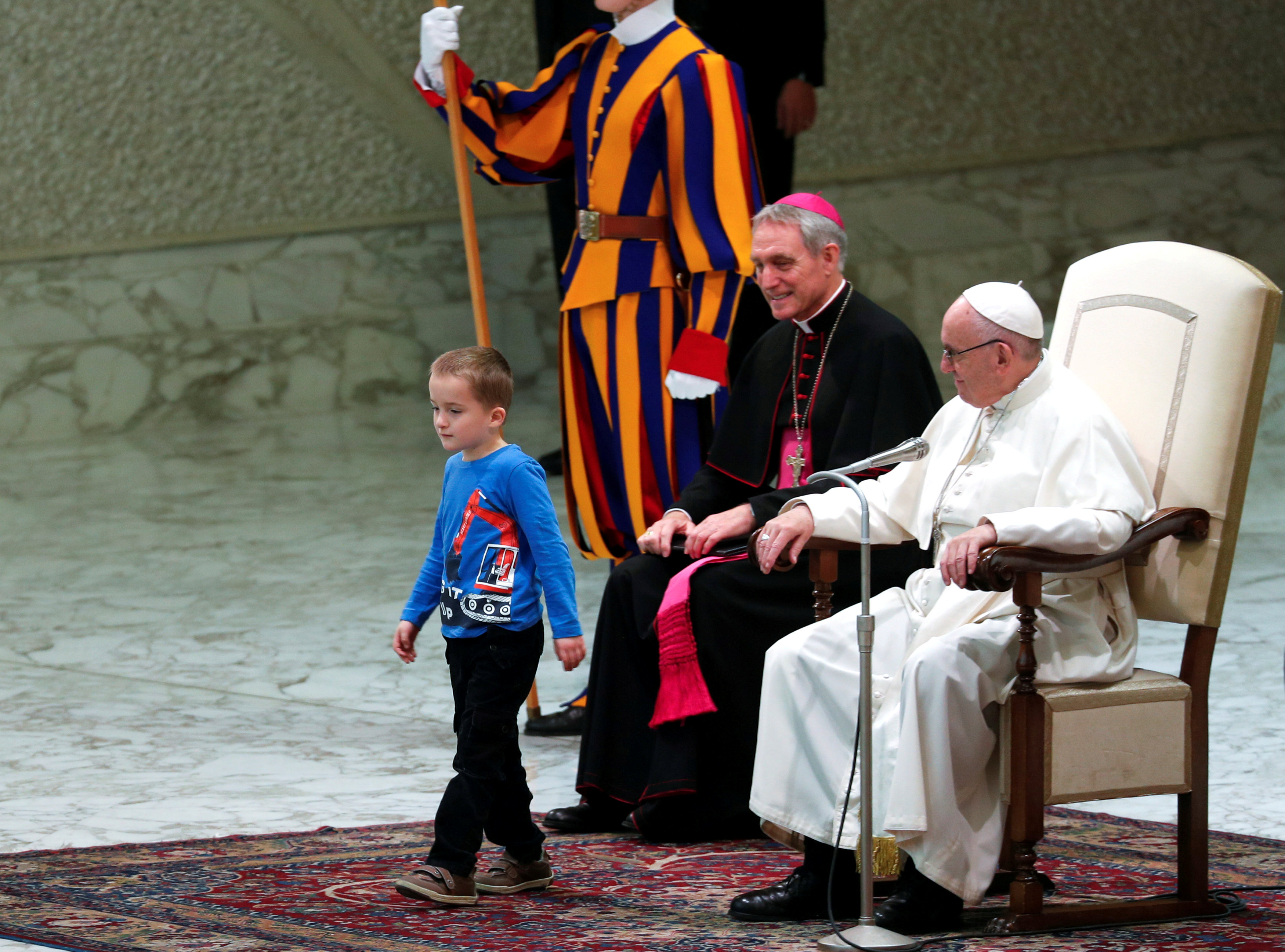 الطفل يسير أمام البابا بأريحية