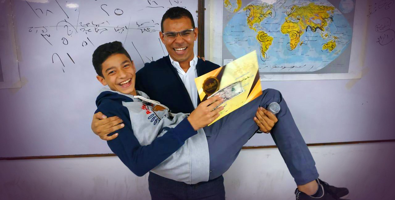 عبد الله إسماعيل مع أحد الطلاب