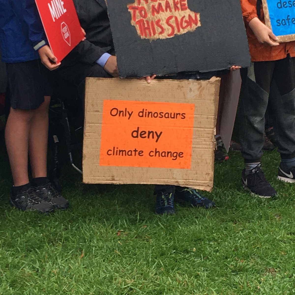 لافتة تقول الديناصورات فقط تنكر التغير المناخى