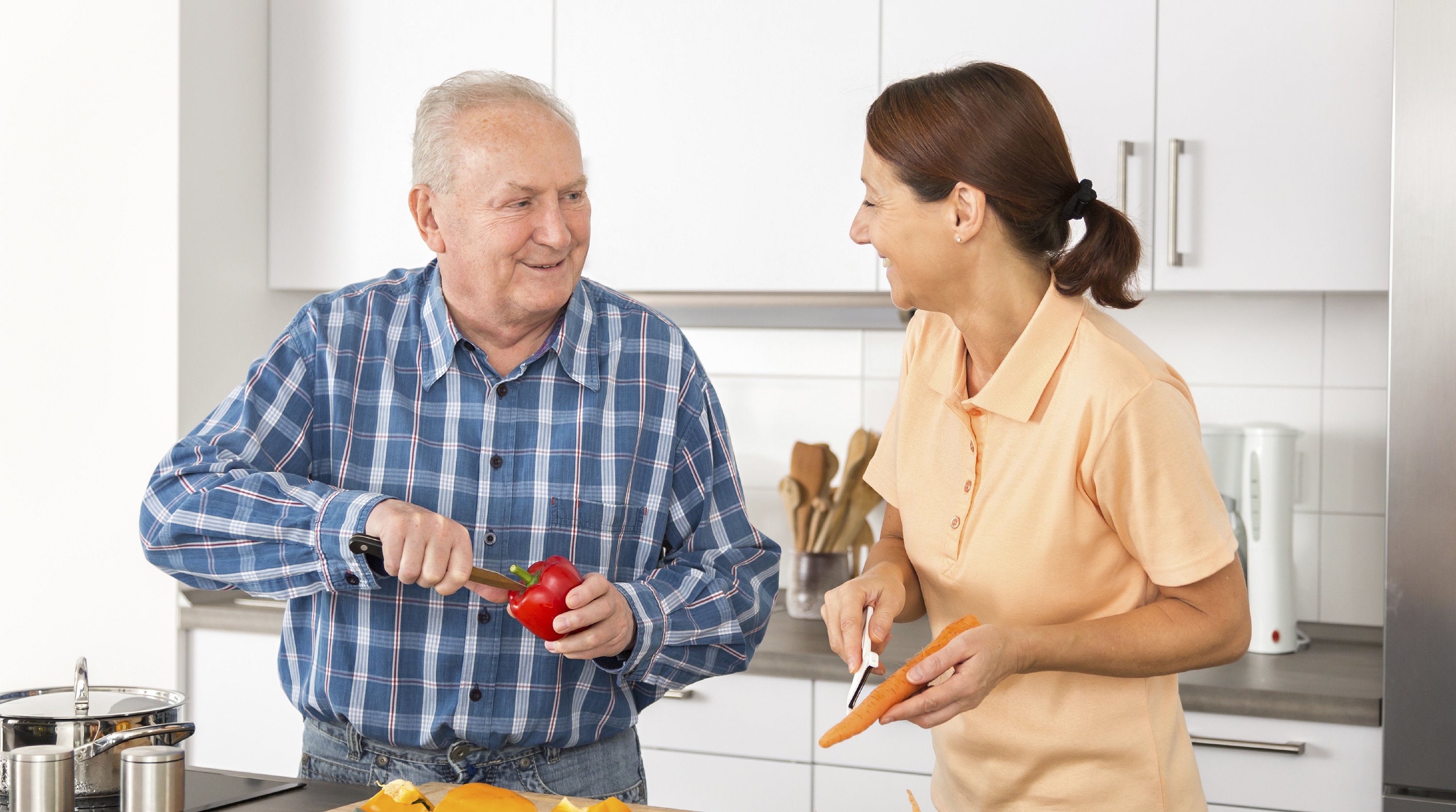 تناول الطعام الصحى من نصائح لرعاية المسنين