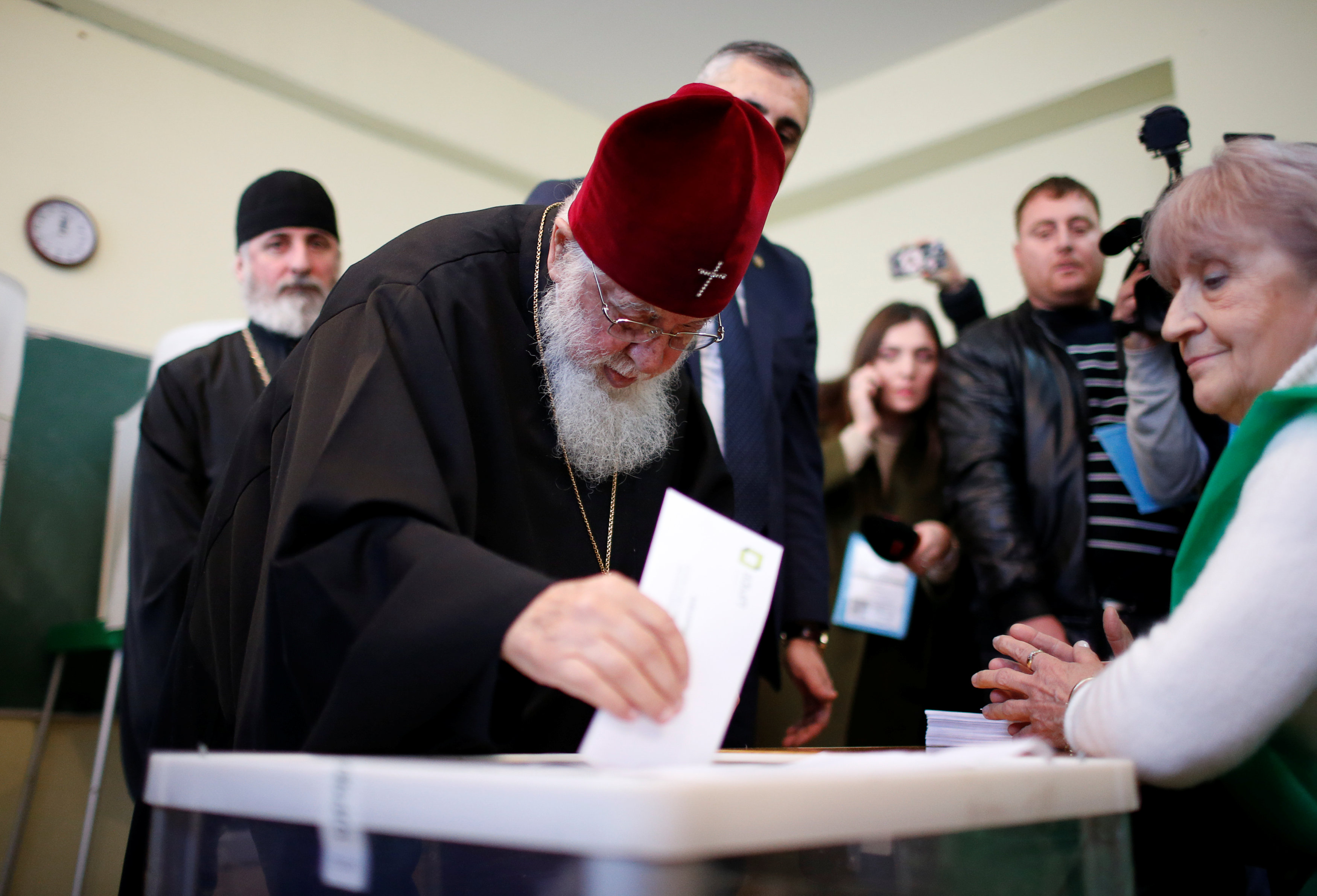 رئيس الكنيسة الجورجية يضع صوته فى صندوق الاقتراع