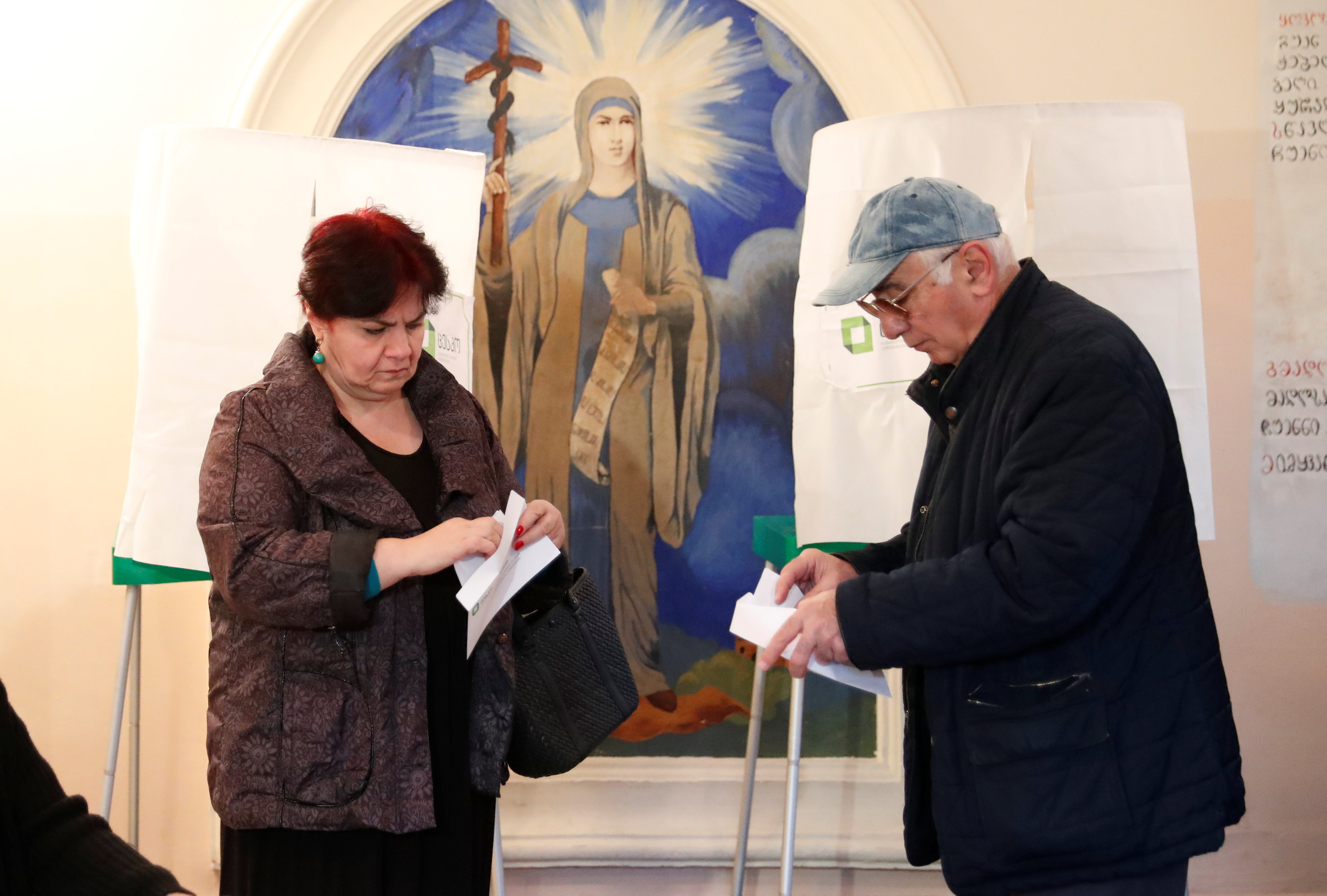 مواطنان يشاركان فى انتخابات الرئاسة الجورجية