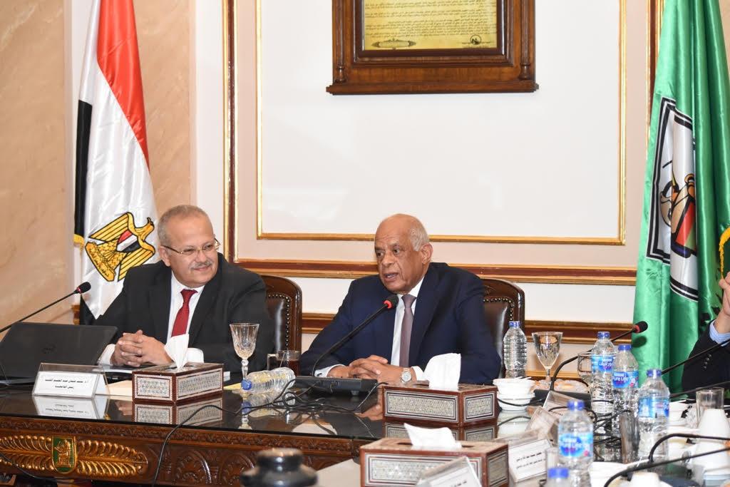 جانب من الاجتماع الدوري برئاسة الدكتور محمد عثمان الخشت رئيس جامعة القاهرة (3)