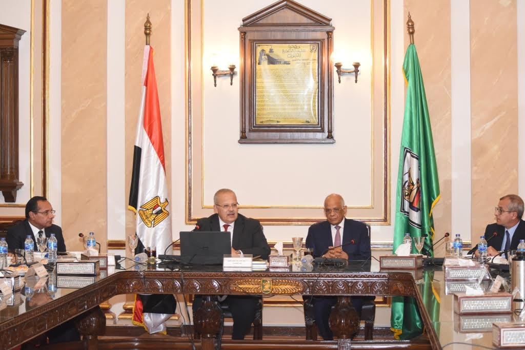 جانب من الاجتماع الدوري برئاسة الدكتور محمد عثمان الخشت رئيس جامعة القاهرة (4)