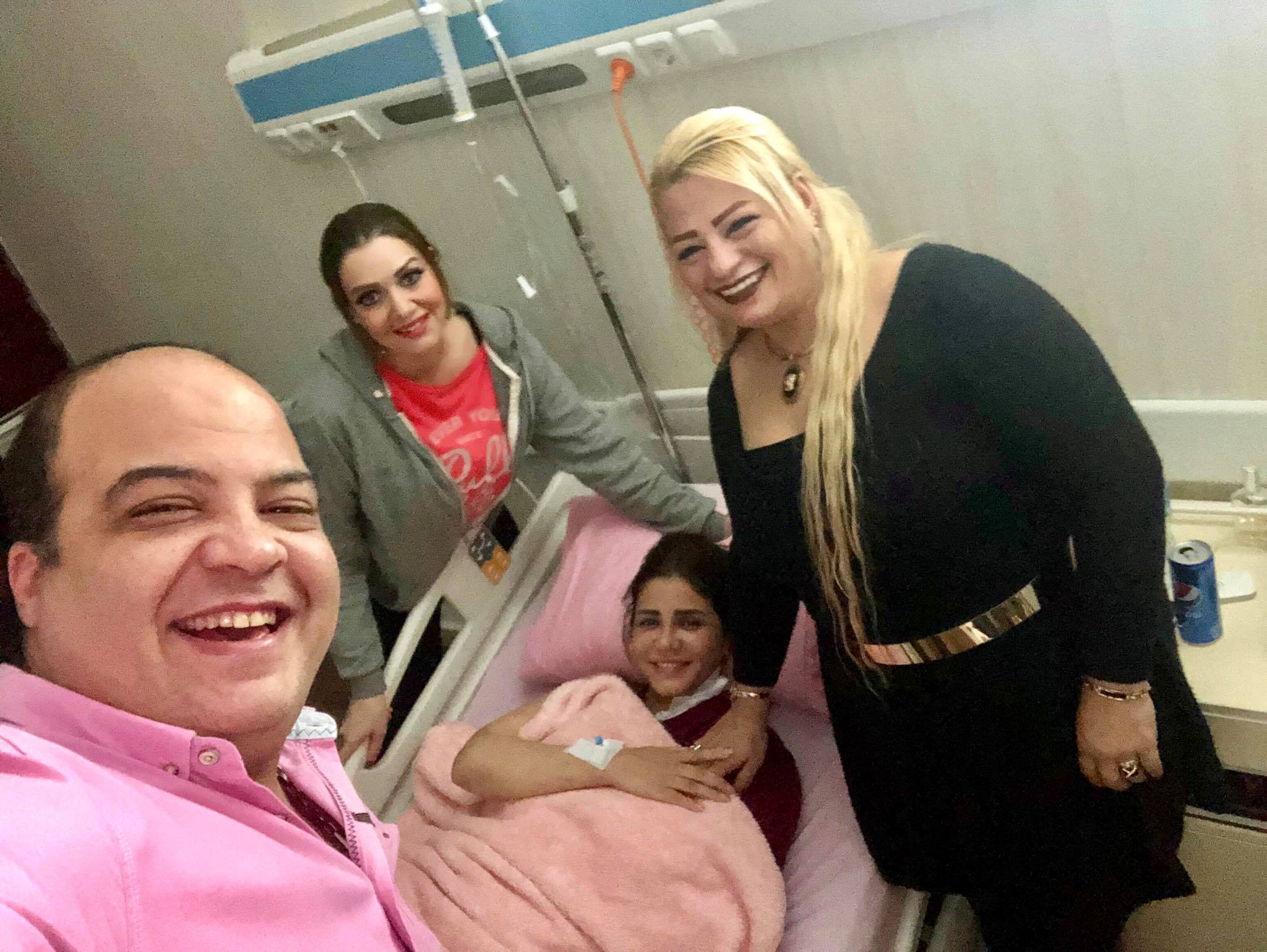 ايناس عز الدين مع اصدقائها فى المستشفى