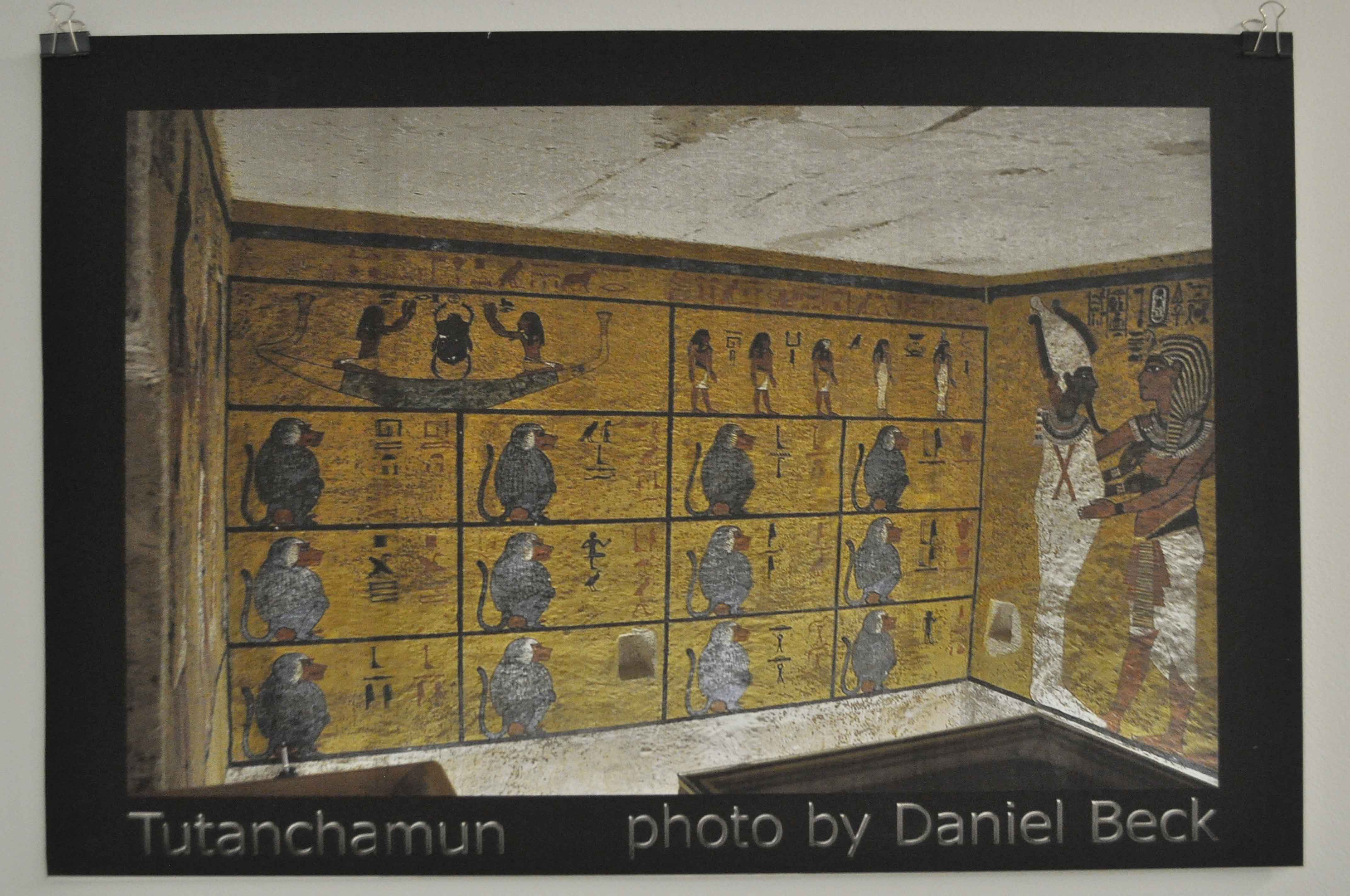   دانيال بيك مصور سويسري ينظم معرض لصور وادي الملوك بمكتبة مصر العامة بالأقصر (5)