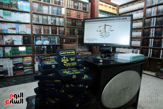 رئيس نادى القضاة يفتتح معرض الكتاب الأول وخصم على المطبوعات القانونية (19)
