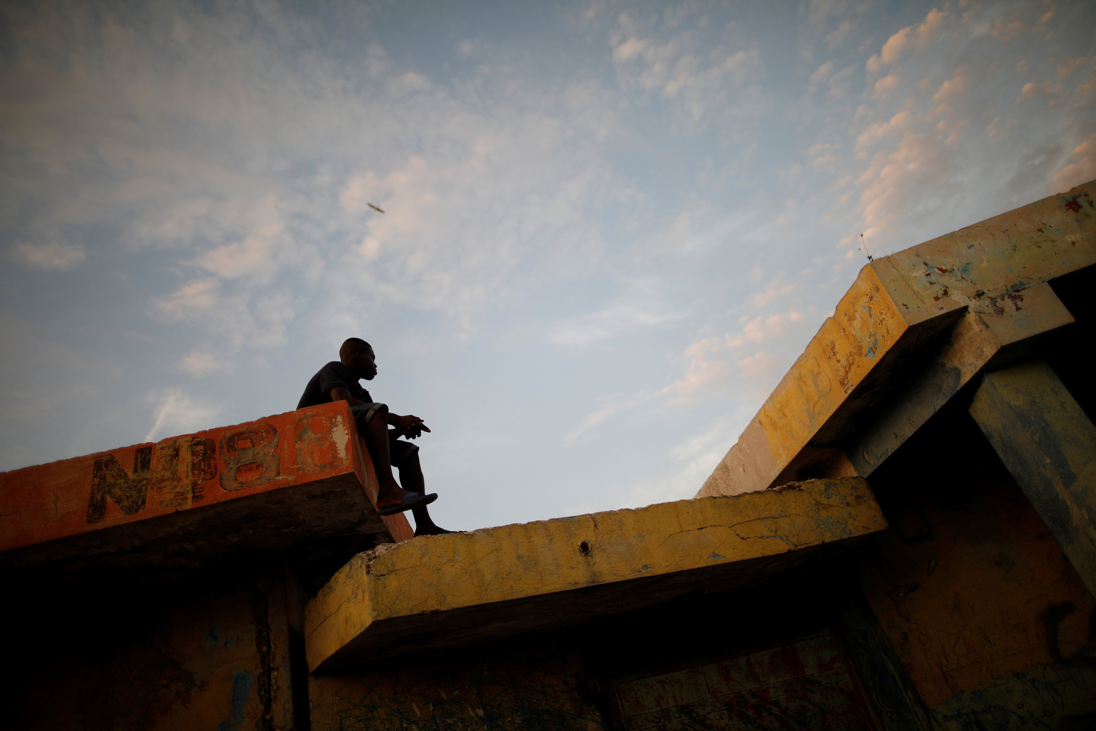 أحد مواطنى هايتى يجلس فوق سطح منزله