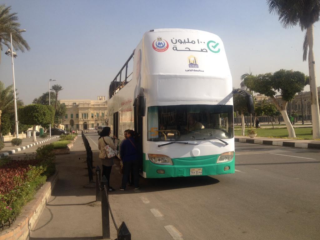 حافلات مكشوفة للاعلان عن حملة فيروس سى (2)