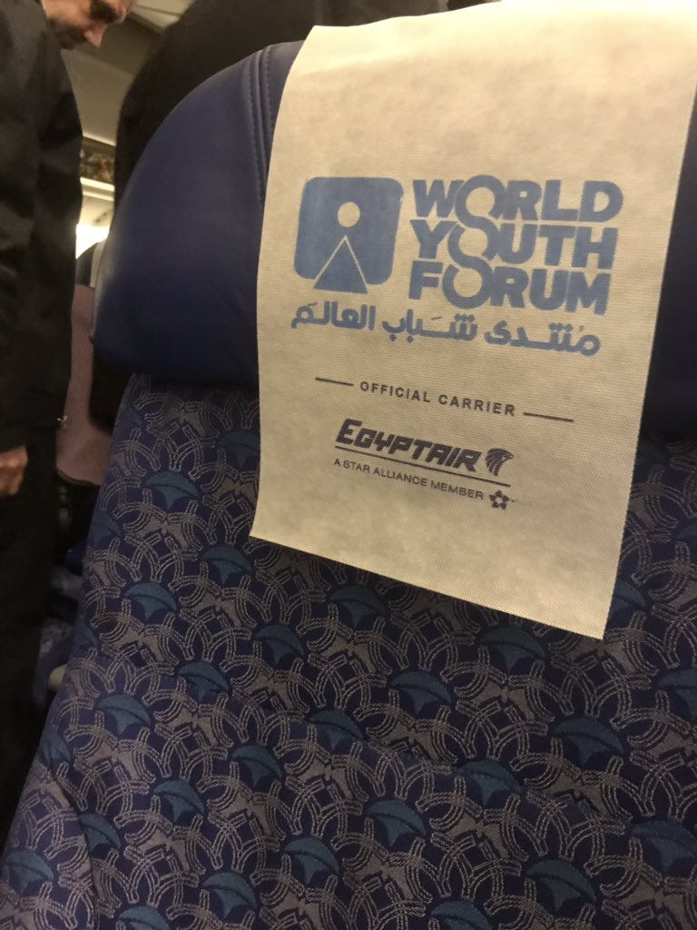 شعار منتدى شباب العالم داخل الطائرات