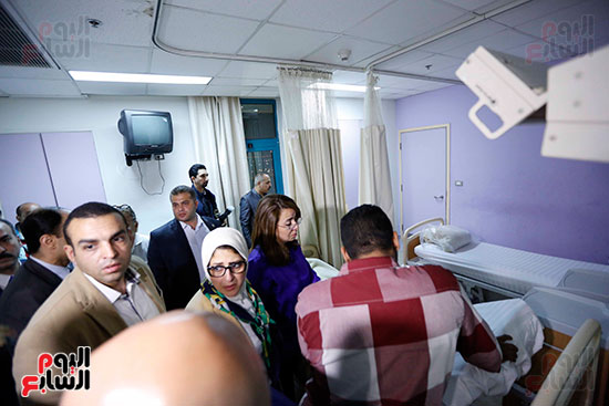 وزيرتا التضامن والصحة تزوران مصابى حادث المنيا بمستشفى الشيخ زايد (8)