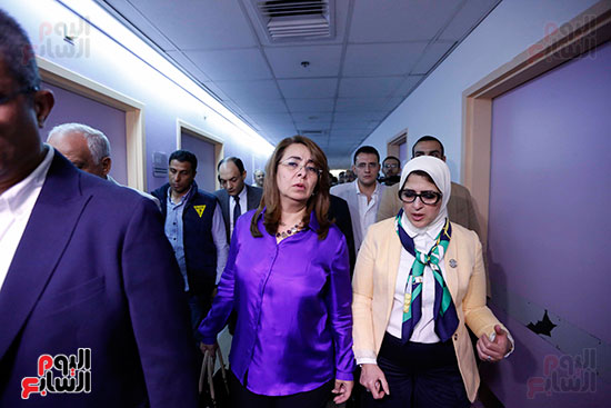 وزيرتا التضامن والصحة تزوران مصابى حادث المنيا بمستشفى الشيخ زايد (11)