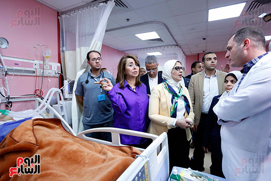 وزيرتا التضامن والصحة تزوران مصابى حادث المنيا بمستشفى الشيخ زايد (6)
