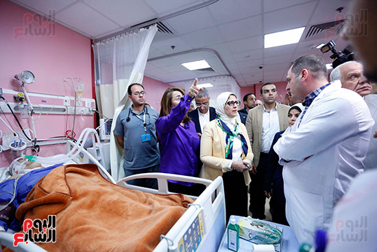 وزيرتا التضامن والصحة تزوران مصابى حادث المنيا بمستشفى الشيخ زايد (5)