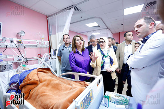 وزيرتا التضامن والصحة تزوران مصابى حادث المنيا بمستشفى الشيخ زايد (4)