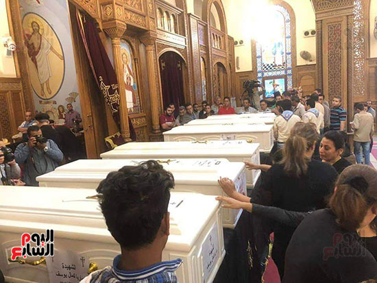  صلوات الجنازة على جثامين شهداء حادث المنيا بكنيسة الأمير تادرس (31)