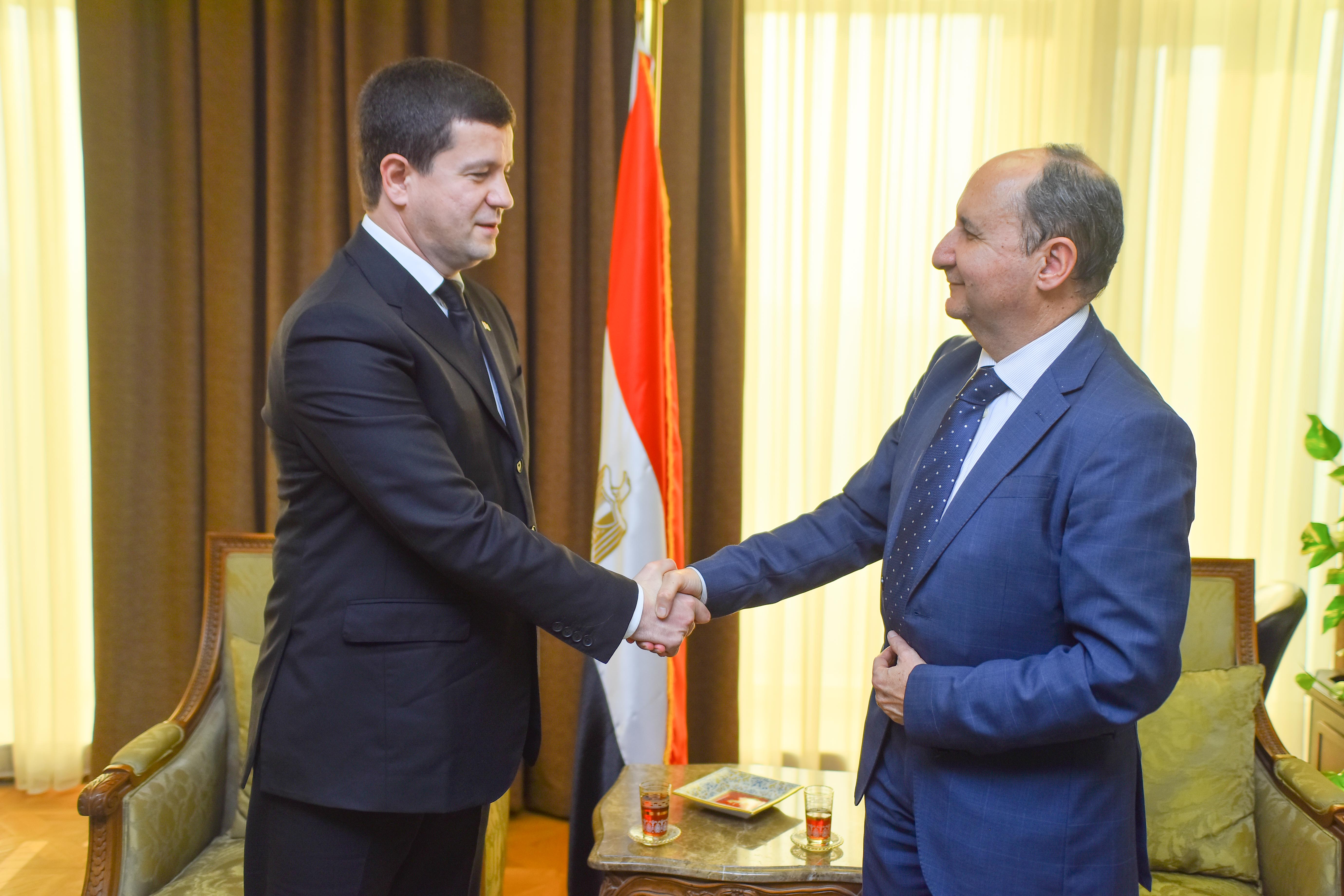 وزير التجارة المصرى يصافح نظيره بتركمنستان