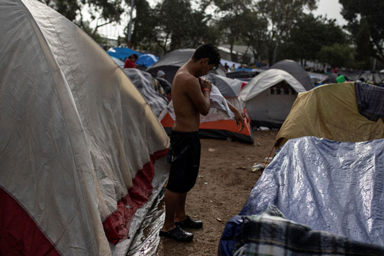 مهاجرون عالقون على الحدود بين المكسيك والولايات المتحدة (11)