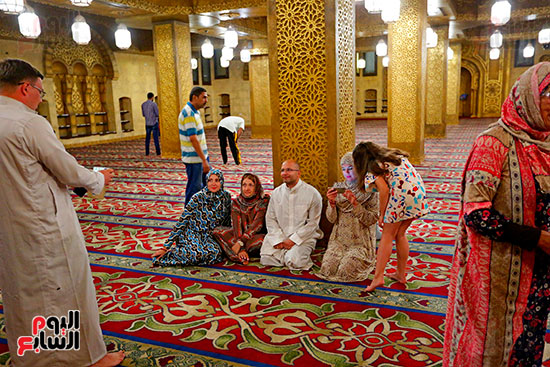سياح-يلتقطون-صورًا-تذكارية-داخل-المسجد