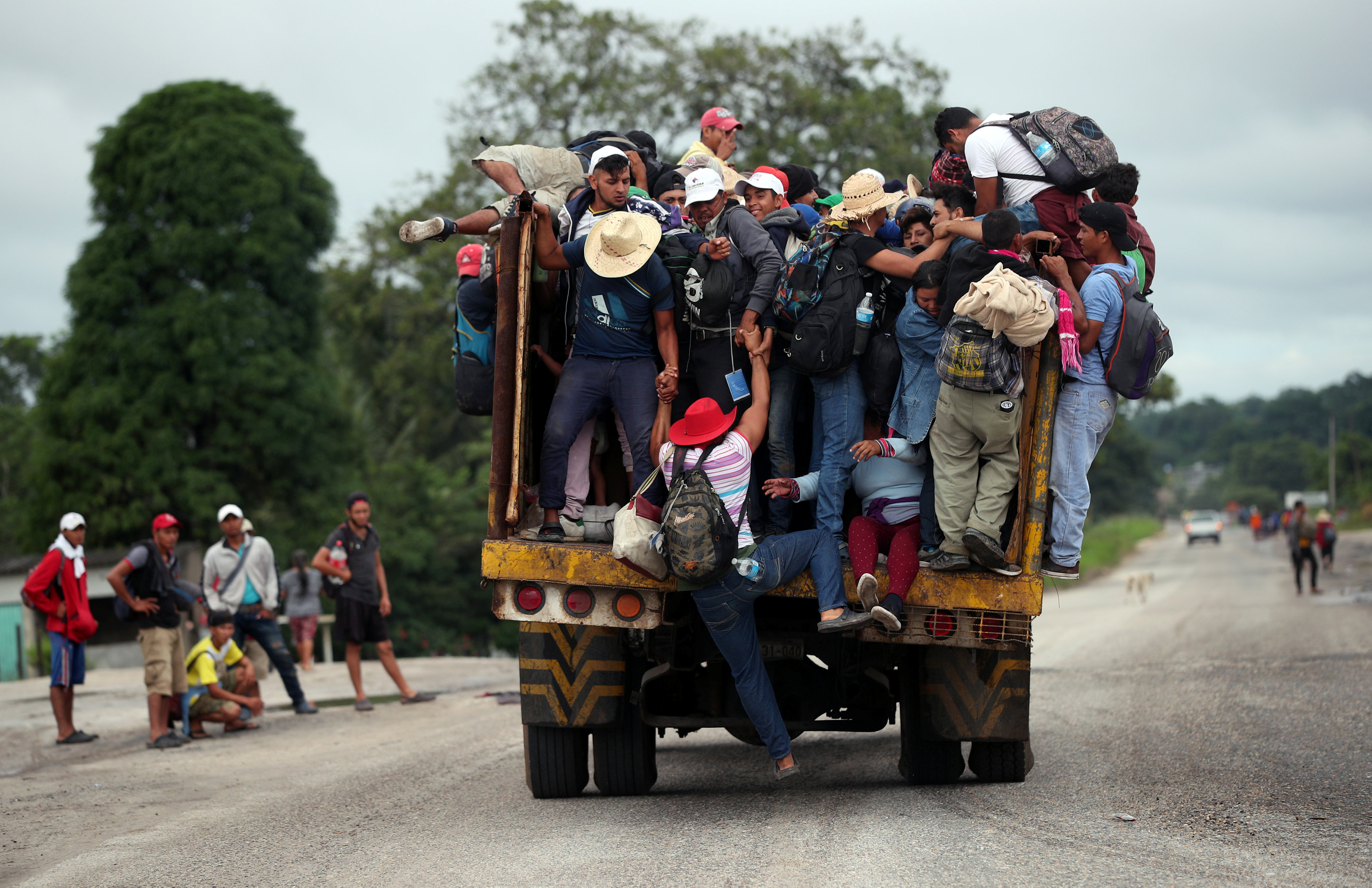 شاحنة تحمل عشرات المهاجرين