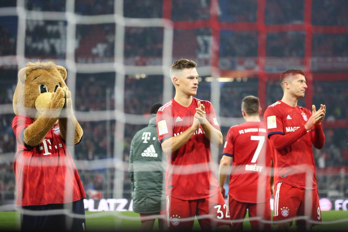 ليفا وكيميتش يوجهون التحية لجماهير بايرن ميونخ بعد التعادل ضد فرايبورج ليفا وكيميتش يوجهون التحية لجماهير بايرن ميونخ بعد التعادل ضد فرايبورج
