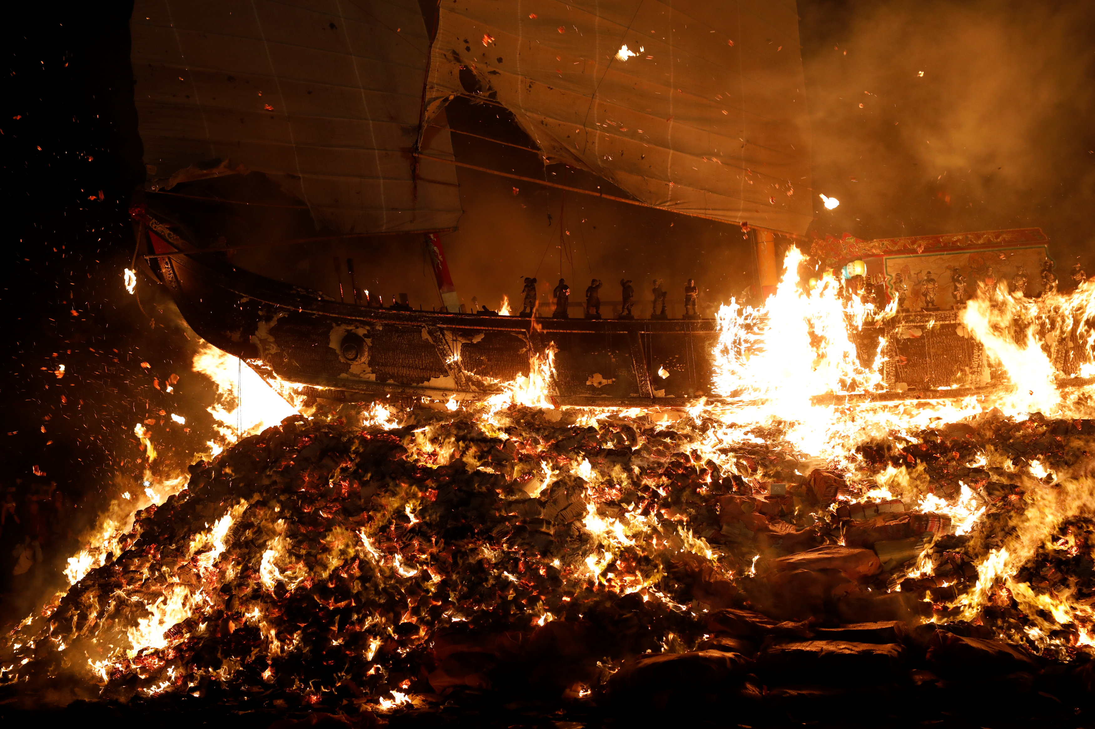 النيران تأكر القارب