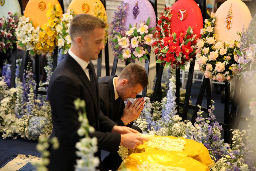 جنازة مالك ليستر سيتي في تايلاند (7)