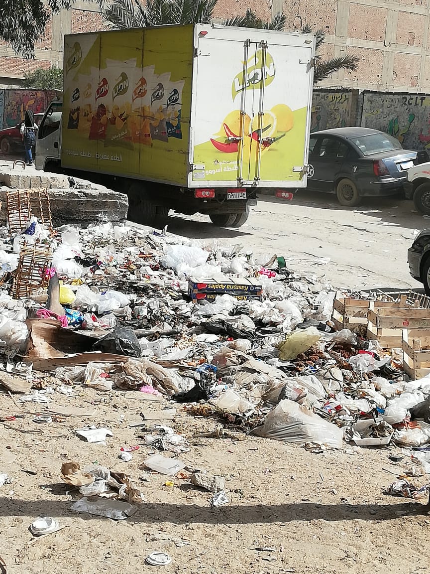 القمامة بشارع المجزر الآلى فى الهرم (2)