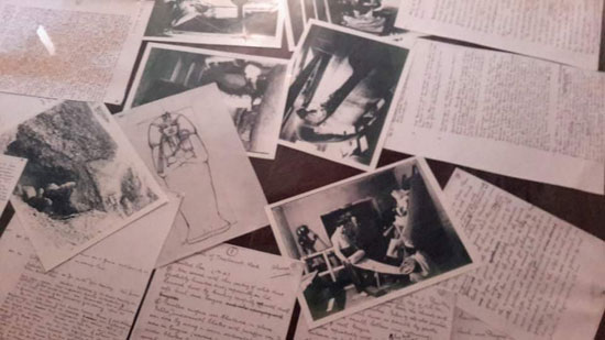جانب من الصور والأوراق الخاصة داخل منزل هوارد كاتر