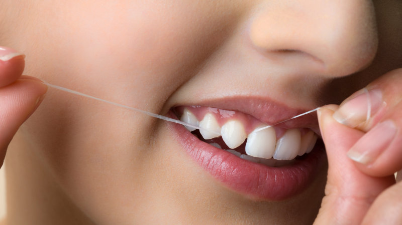 علاج التهاب اللثة بتنظيف الاسنان بالخيط