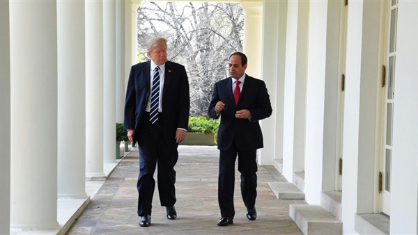 الرئيس السيسى مع نظيره الأمريكى أثناء تجولهما داخل أروقة البيت الأبيض