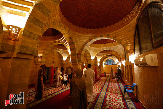 عدد-من-السياح-داخل-المسجد