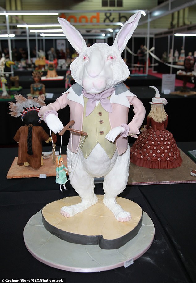 كعكة الأرنب الأبيض من كتاب "مغامرات أليس فى بلاد العجائب"