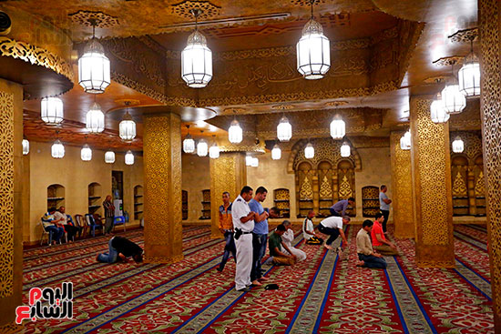 عدد-من-المصلين-داخل-المسجد